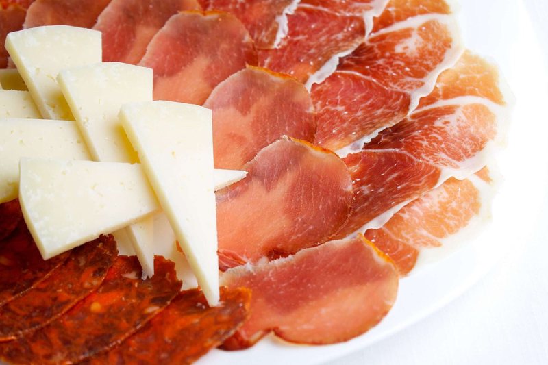 Tabla de ibéricos loncheados acompañados de queso