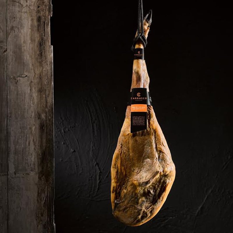 Jamón entero colgado con su vitola y funda impresa