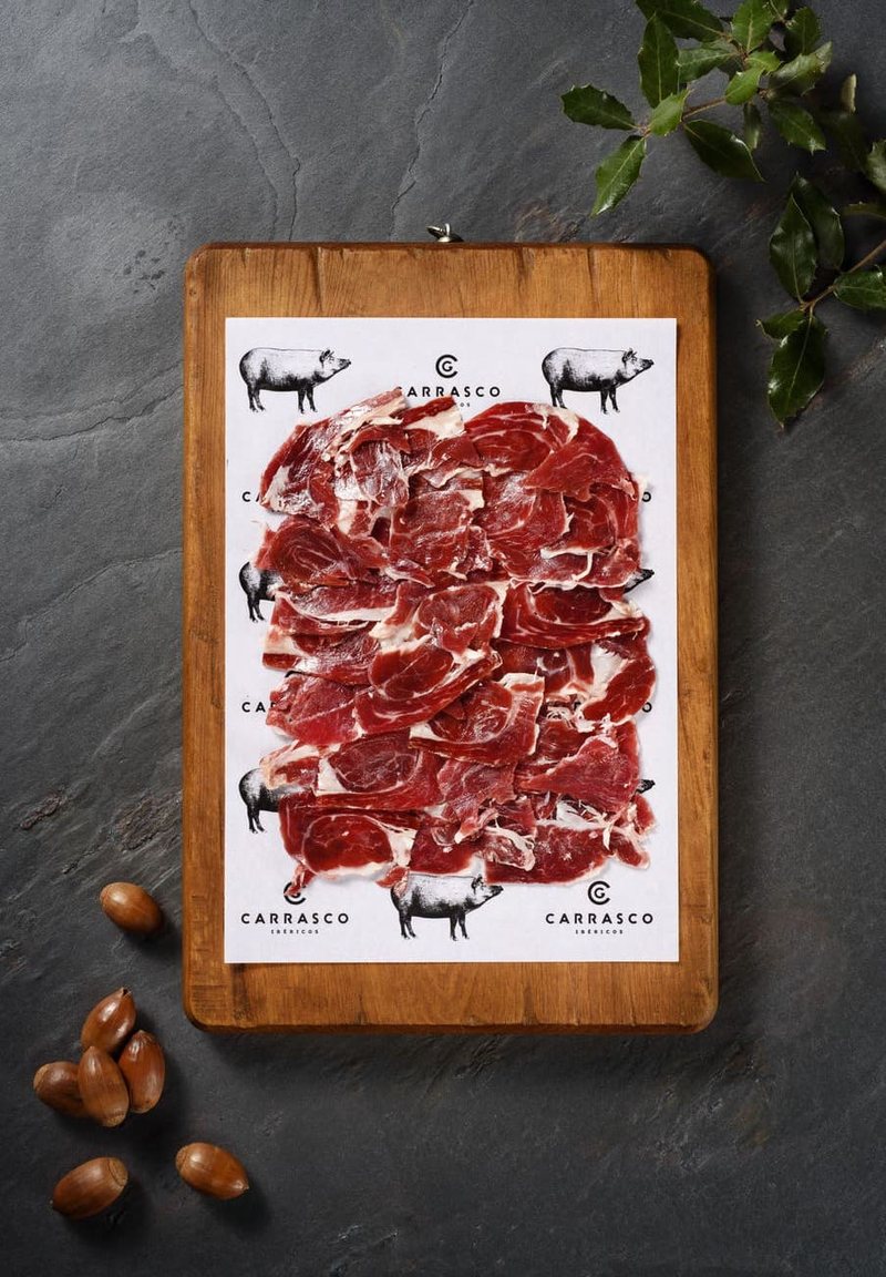 Tabla de presentación con loncheado ibérico y su envase impreso