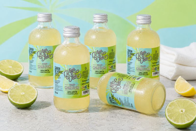 Botellas de bebida con etiquetas adhesivas adaptadas al envase