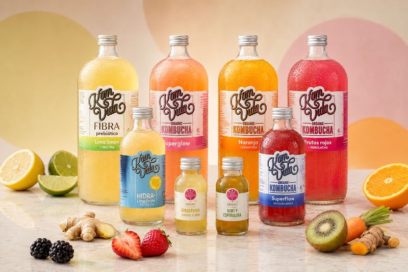 Gama de bebidas embotelladas con etiquetas de colores impresas a todo color