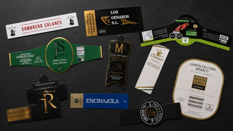 Diseños de etiquetas y vitolas impresas con distintos acabados y troqueles