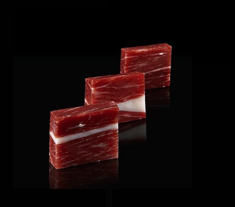 Lonchas de ibérico presentadas sobre fondo negro