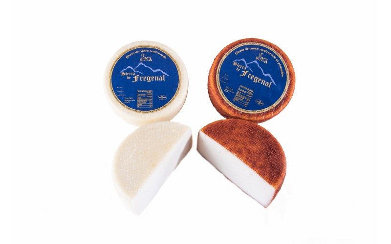 Dos referencias de queso con etiquetas circulares de distinto color