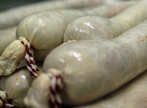Embutidos recién atados antes de pasar al secadero