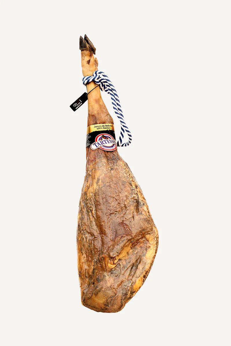 Jamón entero con su vitola y el cordón de presentación colocados